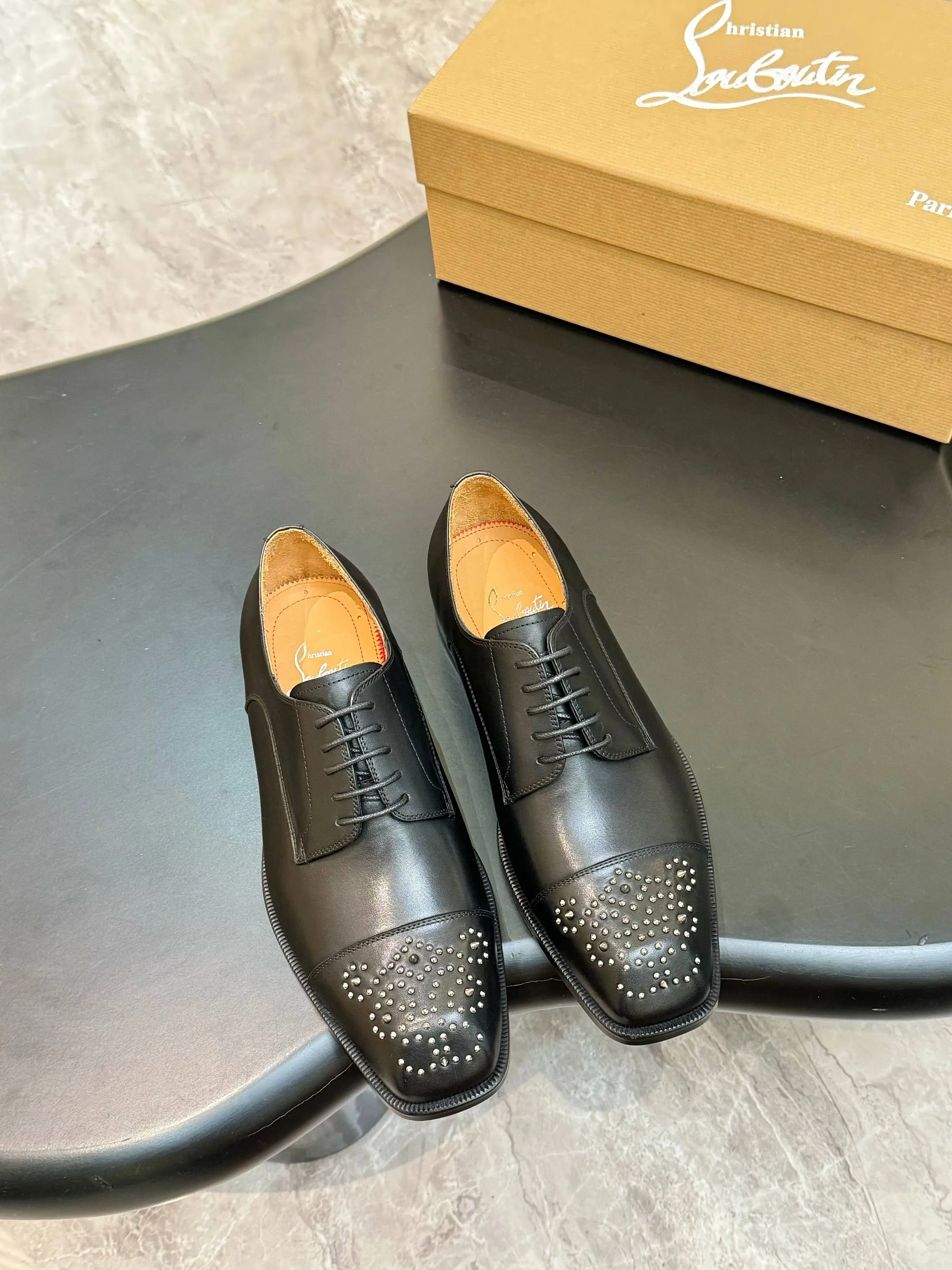 [CL red sole shoes] Top P: 1020💰 Size 39-44 (⚠️38.45.46.47 custom-made, non-returnable and non-exchangeable) 🆑High-end men's business formal leather shoes, original authentic top quality goods ••✅💯 Top original order purchasing agent! Original imported patterned cowhide ➕Imported cowhide lining ➕Cowhide feet ➕Original leather outsole~🉑️Feel free to compare the authentic ones!